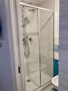 La salle de bains est pourvue d'une douche avec une porte en verre. dans l'établissement Keteia Amalfi Coast, à Cetara