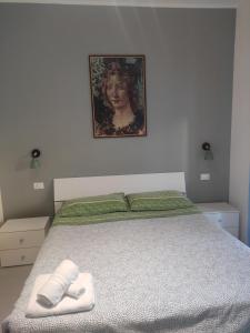 A bed or beds in a room at Il Giardino di Anna - Charming rooms in Cagliari