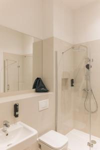 Ένα μπάνιο στο Homaris Apartments Frankfurter Allee +122 φωτογραφίες