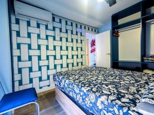 a bedroom with a bed and a blue and white wall at Apartamentos Nirvana y Averno in Águilas