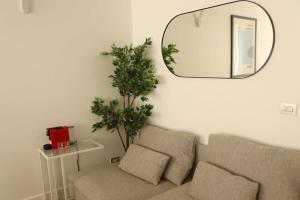 a living room with a couch and a mirror at Studio en Ubicación Privilegiada en Edif Histórico in Santiago