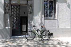 uma bicicleta estacionada em frente a um edifício em Studio en Ubicación Privilegiada en Edif Histórico em Santiago