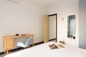 una camera con scrivania, sedia e letto di Maria Poblenou Apartment by Olala Homes a Barcellona