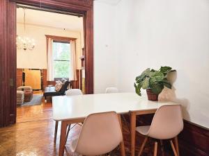 Gallery image of Entire floor in a charming townhouse in New York