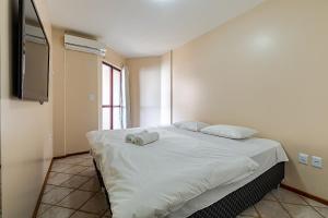 - une chambre avec un lit et 2 serviettes dans l'établissement Apto pé na areia vista mar em Meia Praia EVB308, à Itapema