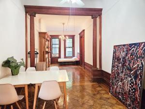 Uma área de estar em Entire floor in a charming townhouse