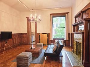 uma sala de estar com um sofá e uma lareira em Entire floor in a charming townhouse em Nova York