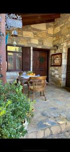 un patio con una mesa de madera y un banco en Kamarca House Hotel, en Ortaca