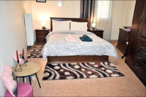 莫札基恩的住宿－Little House，一间卧室配有一张带地毯的大床
