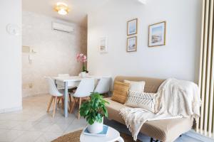 sala de estar con sofá y mesa en Sanidea Appartamenti - Casa Smeraldo, en Riccione