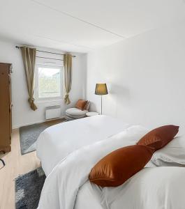 - une chambre blanche avec un grand lit et un canapé dans l'établissement Le Refuge d'Anjou, à Angers
