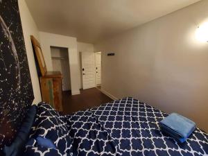 เตียงในห้องที่ 375$/Week // Room B // Full Kitchen