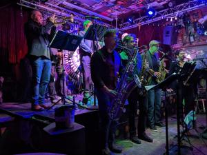 um grupo de pessoas a tocar saxofone numa sala em Entire floor in a charming townhouse em Nova York