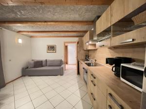 uma cozinha com um sofá no meio de um quarto em Eggerhof im Sarntal em Sarentino
