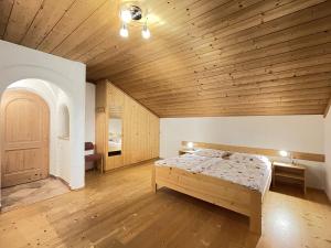um quarto com uma cama e um tecto de madeira em Eggerhof im Sarntal em Sarentino