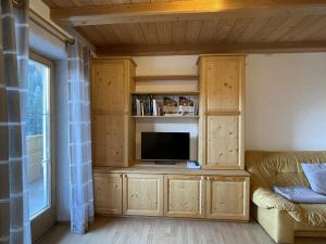 ein Wohnzimmer mit einem TV und einem Sofa in der Unterkunft Eggerhof im Sarntal in Sarntal