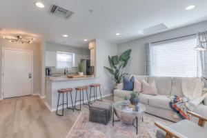 Kuchyň nebo kuchyňský kout v ubytování Walk to Broadway Riverfront Condo with Pool