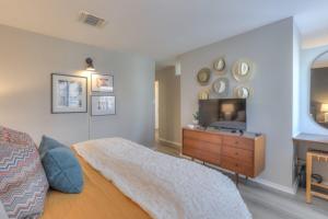 Postel nebo postele na pokoji v ubytování Walk to Broadway Riverfront Condo with Pool + 35 fotografií