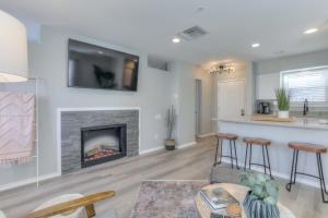 Kuchyň nebo kuchyňský kout v ubytování Walk to Broadway Riverfront Condo with Pool