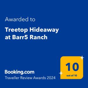 un letrero amarillo con el texto actualizado a tractor Hitchay en el rancho Barns en Treetop Hideaway at Barr5 Ranch en Dunlap