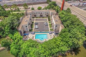 Loftmynd af Walk to Broadway Riverfront Condo with Pool