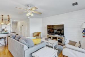 Posezení v ubytování Walk 2 Beach Golf Dining & More -Sleeps 12 + 35 fotografií