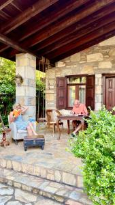 un grupo de personas sentadas en un patio en Kamarca House Hotel, en Ortaca