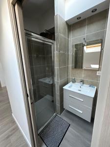 a bathroom with a shower and a sink at PEH ancienne version in Bagnolet