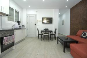 Una cocina y una sala de estar con mesa y sillas. en Bam ! Centro ! Centre ! Zentrum !, en Valencia 10 fotos más