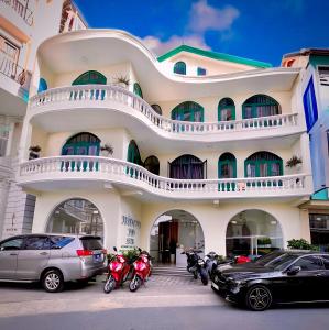 ein Gebäude mit davor geparkten Motorrädern in der Unterkunft Tường Vy Dalat Central in Da Lat