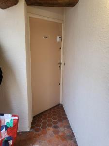 an empty hallway with a door in a room at Top studio + Parking + Wifi in Toulon