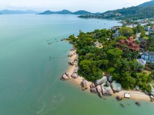 uma ilha no meio da água em Refúgio do Cacupé em Florianópolis