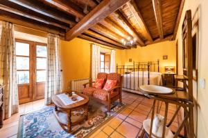 sala de estar con sofá y cama en Posada El Aprisco Manjirón, en Manjirón