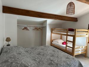 Un dormitorio con dos literas en una habitación. en Villa familiale carlex, en Sète