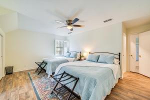 een slaapkamer met 2 bedden en een plafondventilator bij Expansive Texarkana Home with Yard Near Golf! in Texarkana