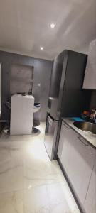 uma pequena cozinha com um lavatório e um fogão em LARA S em Banja Luka