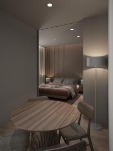 - une chambre avec un lit, une table et des chaises dans l'établissement Evangelisti Palace, à Bellaria-Igea Marina