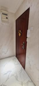 uma porta de madeira num quarto com piso de mármore em LARA S em Banja Luka