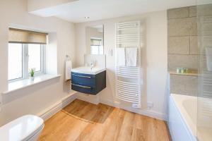 Koupelna v ubytování Woodcroft Cottage + 16 fotografií