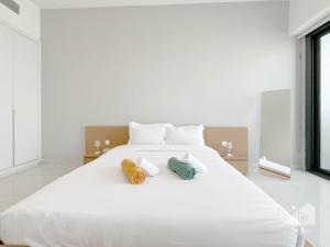 Cama ou camas em um quarto em NEW!Luxury 1B with balcony in Blue Wave Tower Dubai