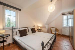 ein Schlafzimmer mit einem großen Bett in einem Zimmer in der Unterkunft Villa Cölpin - Charlotte 03 in Ostseebad Kölpinsee