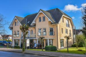 ein großes Haus mit schwarzem Dach in der Unterkunft Villa Cölpin - Charlotte 03 in Ostseebad Kölpinsee
