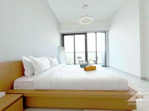 Uma cama ou camas num quarto em NEW!Luxury 1B with balcony in Blue Wave Tower Dubai