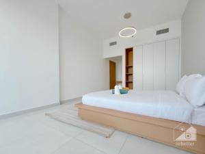 سرير أو أسرّة في غرفة في NEW!Luxury 1B with balcony in Blue Wave Tower Dubai