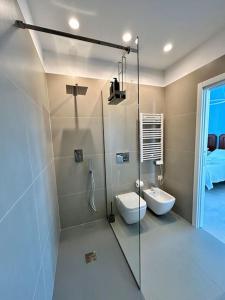 ein Bad mit einer Dusche, einem WC und einem Waschbecken in der Unterkunft L'Ancora 2 in Giovinazzo
