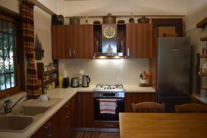 Nhà bếp/bếp nhỏ tại Κτήμα Φτελιά +10 ảnh