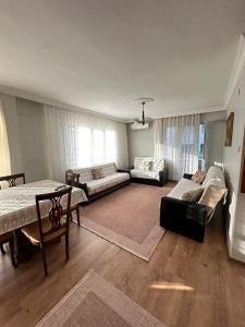- un salon avec un canapé et une table dans l'établissement Yade Apart Pension, à Ayvalık