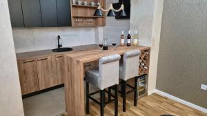 Una cocina o cocineta en PLAY APARTMAN VRSAC 12 fotos más
