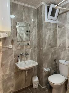 łazienka z toaletą i umywalką w obiekcie Yade Apart Pension w mieście Ayvalık