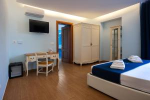 Postel nebo postele na pokoji v ubytování Sorrento Coast Relais + 37 fotografií